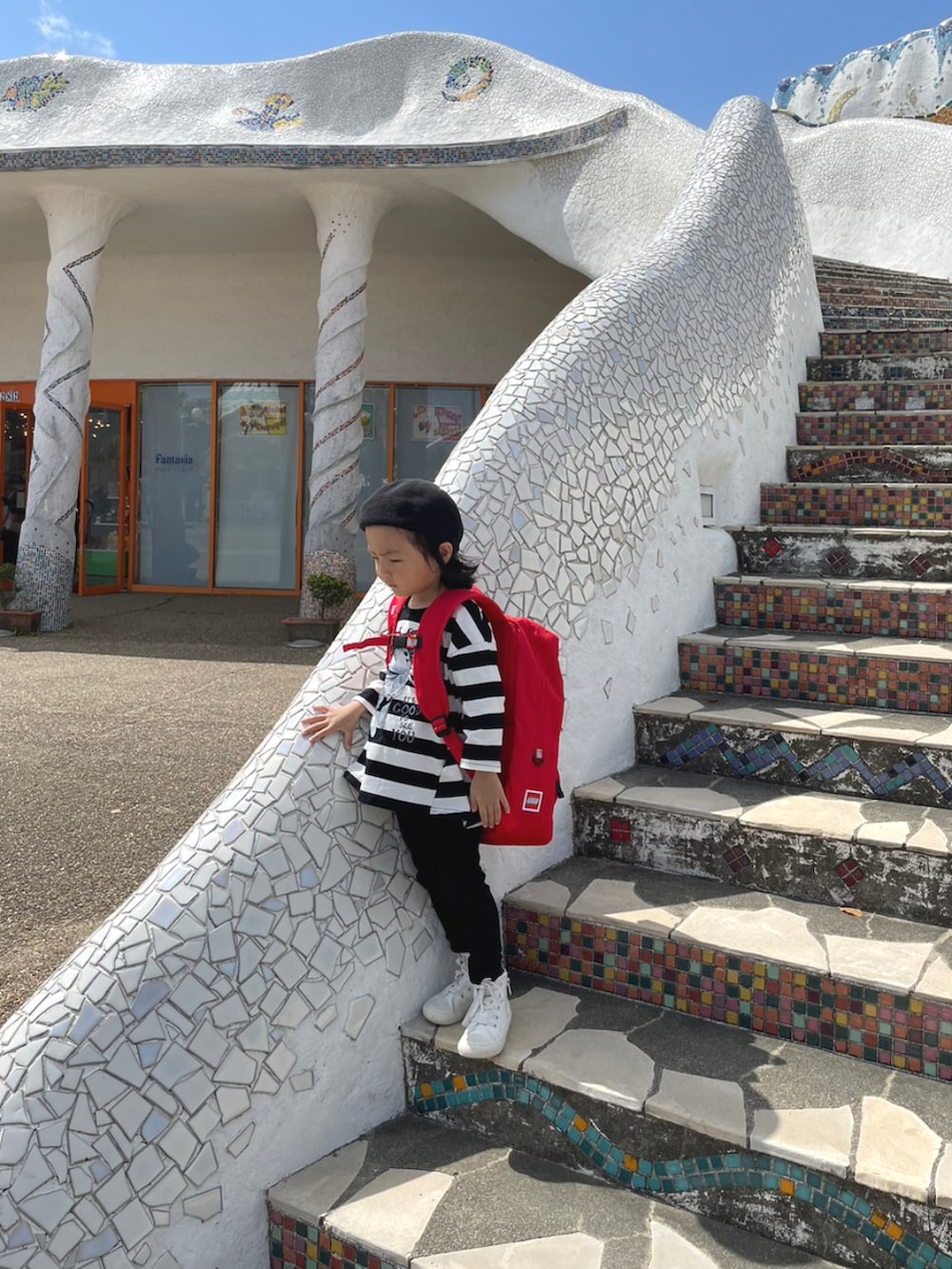 レッド系のバックパック/リュック、ブラック系のその他パンツ、ホワイト系のスニーカーを着用したキッズの春コーディネートの2枚目の写真