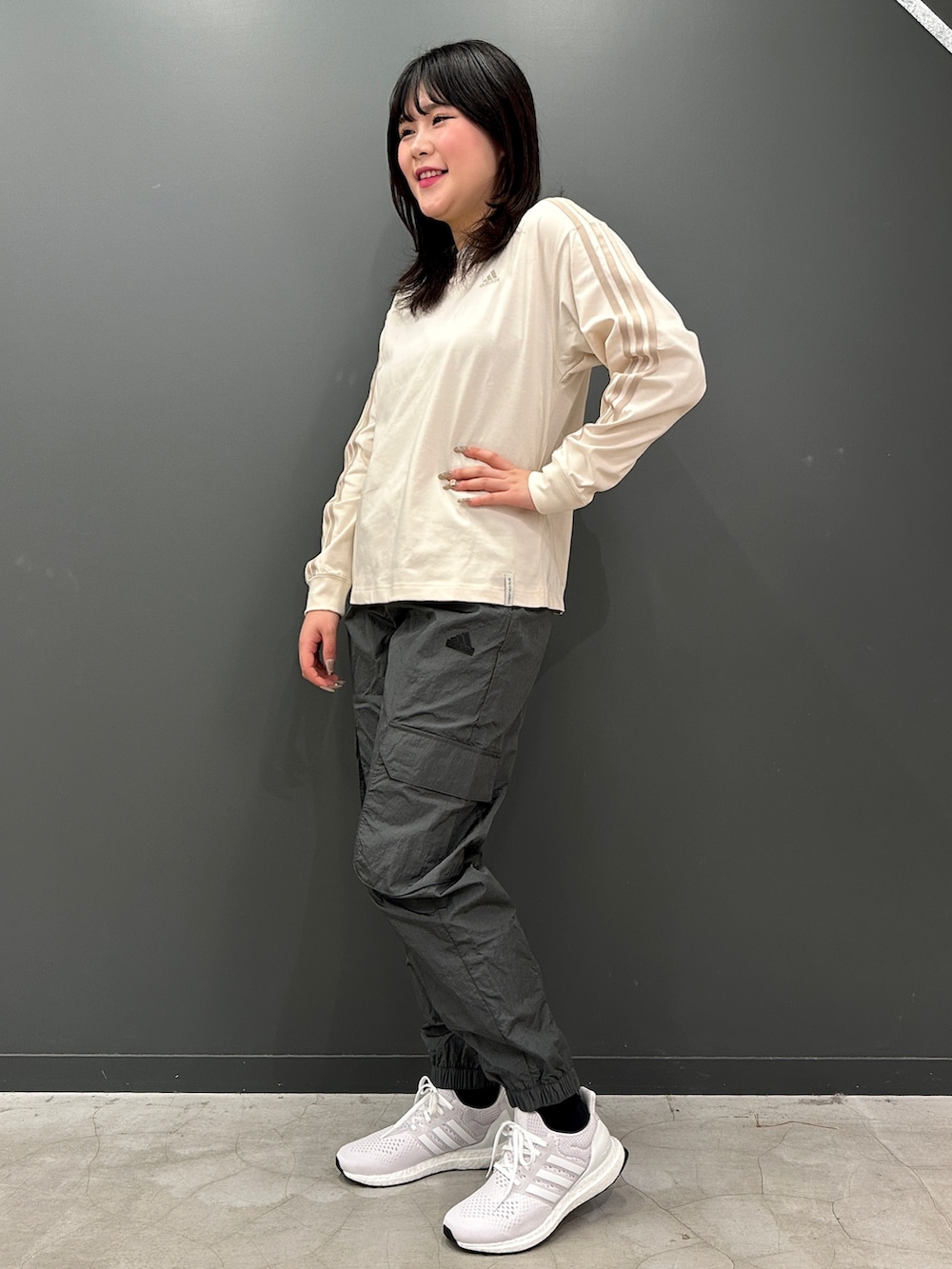 「スニーカー、adidas、スポーツウェア、カーゴパンツ、アディダス、長袖Tシャツ、スリーストライプス、ウルトラブースト、ESSENTIALS PLUS」｜「adidasのウルトラブースト 1.0 DNA / Ultraboost 1.0 DNA / アディダス adidas（スニーカー、ホワイト系）」を使った、JBさん（レディース・165cm）の冬コーディネートの2枚目の写真