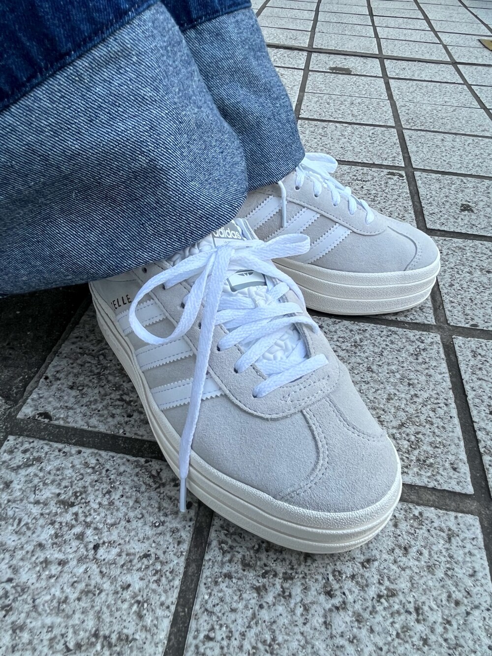 「デニム、adidas、アディダス、デニムパンツ、厚底シューズ、adidas originals、アディダスオリジナルス、カジュアルコーデ、半袖シャツ、クセニア・シュナイダー」｜「adidasのシューター 半袖Tシャツ（トップス、ベージュ系）」を使った、JBさん（レディース・165cm）の夏コーディネートの3枚目の写真
