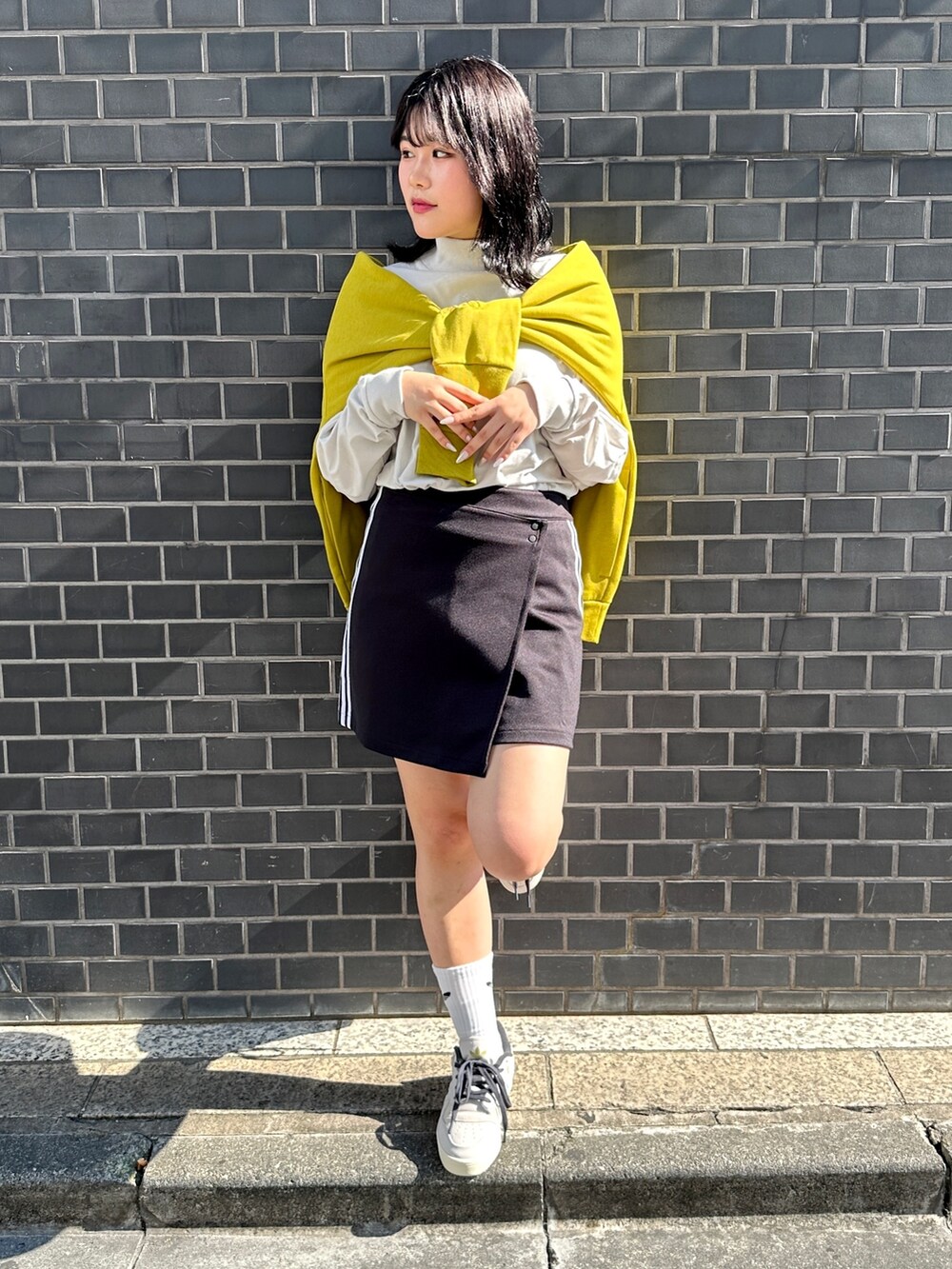 「スニーカー、シンプル、adidas、アディダス、スポーツミックス、バスケットボール、adidas originals、スポーティ、アディダスオリジナルス、BasketBall」｜「adidasのバスケットボール 長袖Tシャツ（ジェンダーフリー）（トップス、ホワイト系）」を使った、JBさん（レディース・165cm）の夏コーディネートの4枚目の写真