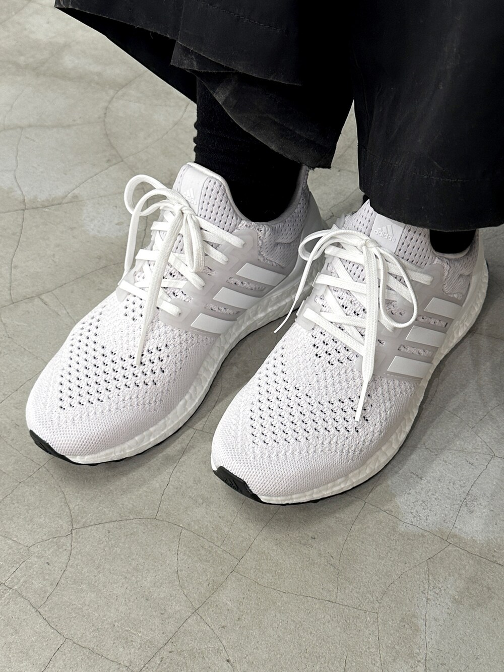 「スニーカー、パーカー、adidas、スポーツウェア、アディダス、フーディー、ウルトラブースト、ESSENTIALS PLUS」｜「adidasのエッセンシャルズ プラス ルーズフィット スモールロゴ フレンチテリー プルオーバーパーカー / アディダス adidas（パーカー、グリーン系）」を使った、JBさん（レディース・165cm）の冬コーディネートの3枚目の写真