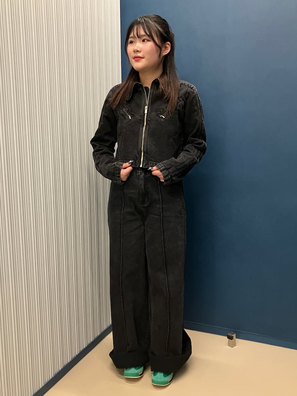 「スニーカー、セットアップ、デニムジャケット、adidas、アディダス、デニムパンツ、adidas originals、クロップドトップス、アディダスオリジナルス、SL 72」｜「adidasのファッション モントリオール デニム トラックトップ / アディダスオリジナルス adidas Originals（デニムジャケット、ブラック系）」を使った、JBさん（レディース・165cm）の春コーディネートの3枚目の写真