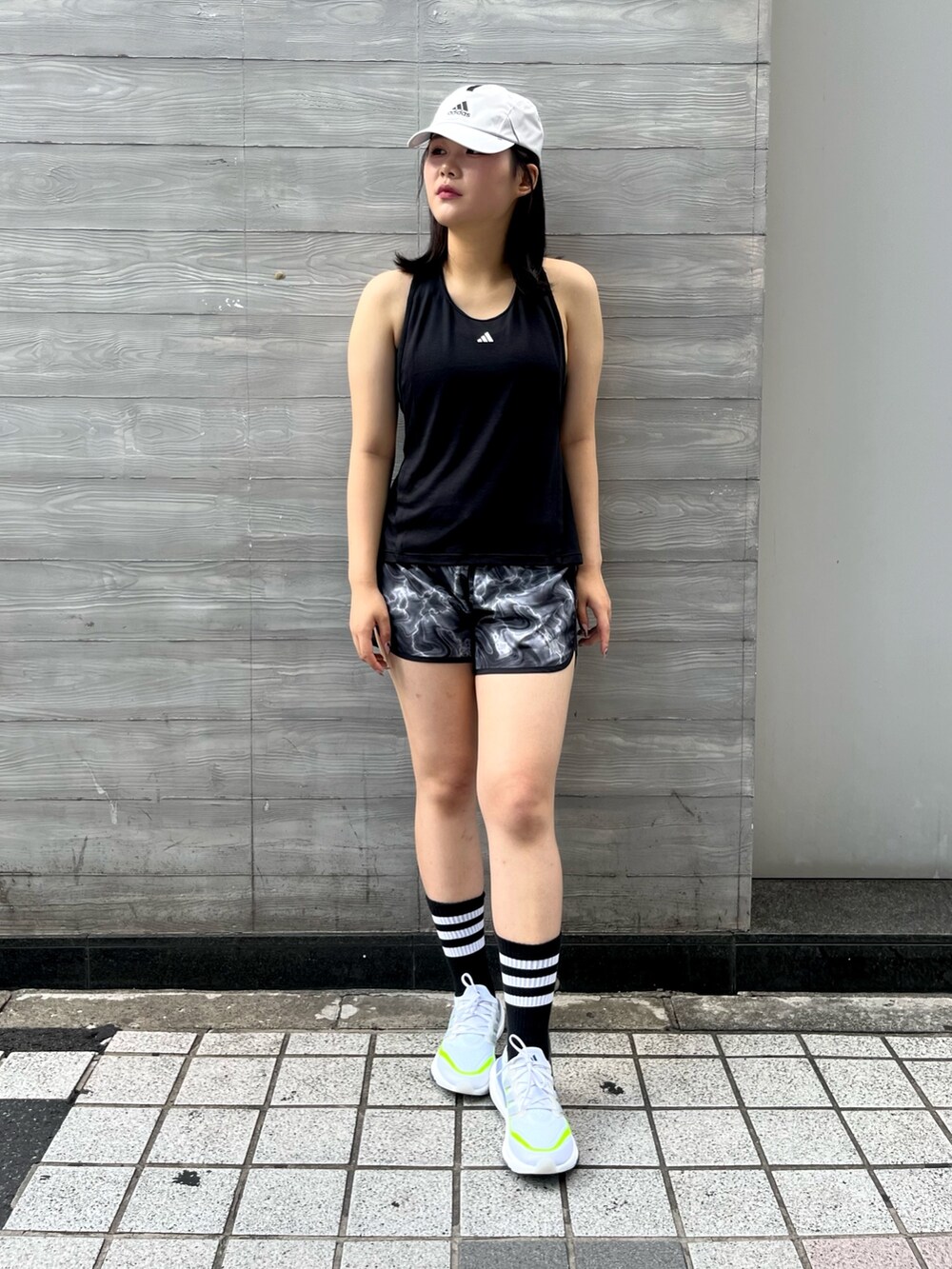 「adidas、スポーツウェア、アディダス、タンクトップ、ランニング、スポーツ、ランニングシューズ、ウルトラブースト、ジム・トレーニング」｜「adidasのパワー AEROREADY タンクトップ（トップス、ブラック系）」を使った、JBさん（レディース・165cm）の夏コーディネートの2枚目の写真