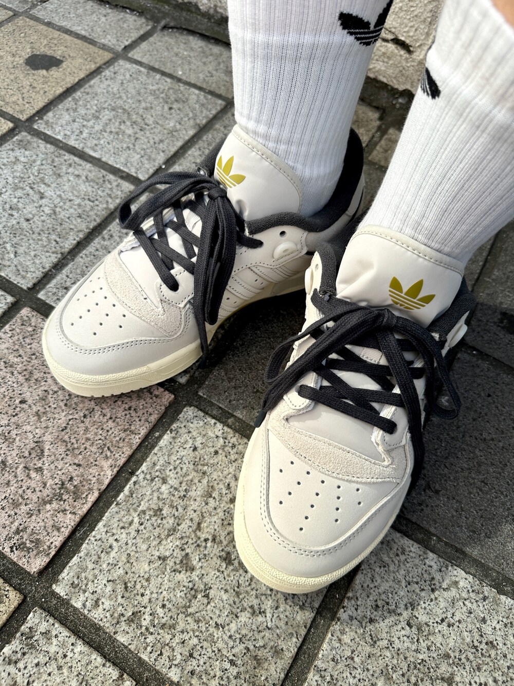 「スニーカー、シンプル、adidas、アディダス、スポーツミックス、バスケットボール、adidas originals、スポーティ、アディダスオリジナルス、BasketBall」｜「adidasのバスケットボール 長袖Tシャツ（ジェンダーフリー）（トップス、ホワイト系）」を使った、JBさん（レディース・165cm）の夏コーディネートの5枚目の写真