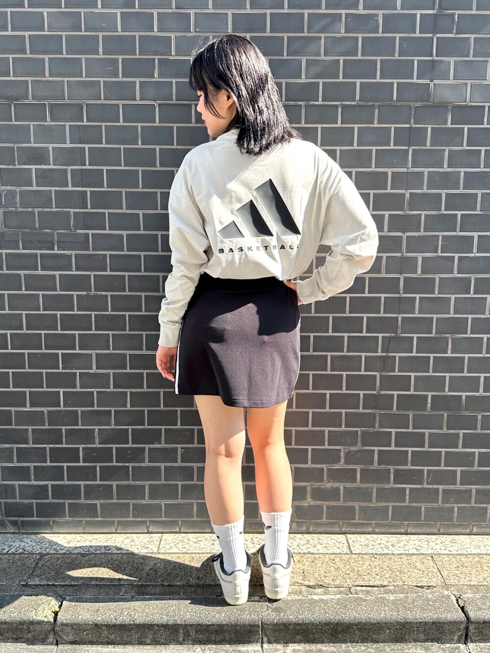 「スニーカー、シンプル、adidas、アディダス、スポーツミックス、バスケットボール、adidas originals、スポーティ、アディダスオリジナルス、BasketBall」｜「adidasのバスケットボール 長袖Tシャツ（ジェンダーフリー）（トップス、ホワイト系）」を使った、JBさん（レディース・165cm）の夏コーディネートの2枚目の写真
