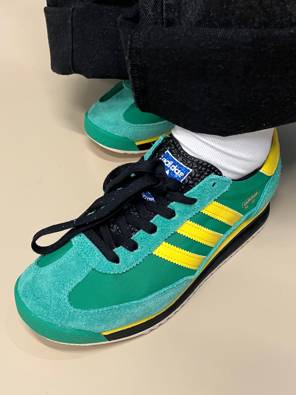 「スニーカー、セットアップ、デニムジャケット、adidas、アディダス、デニムパンツ、adidas originals、クロップドトップス、アディダスオリジナルス、SL 72」｜「adidasのファッション モントリオール デニム トラックトップ / アディダスオリジナルス adidas Originals（デニムジャケット、ブラック系）」を使った、JBさん（レディース・165cm）の春コーディネートの4枚目の写真