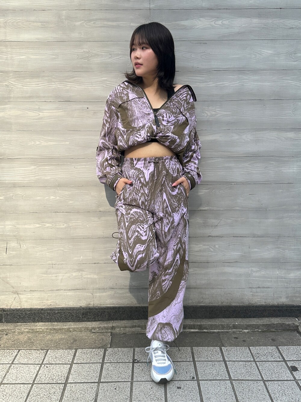 「セットアップ、adidas、スポーツウェア、アディダス、ステラマッカートニー、厚底シューズ、カラーコーデ、adidas by Stella McCartney、アディダスコーデ、スポーツブラ」｜「adidas by Stella McCartneyのadidas by Stella McCartney TrueCasuals ウーブントラックジャケット（ナイロンジャケット、パープル系）」を使った、JBさん（レディース・165cm）の夏コーディネートの3枚目の写真