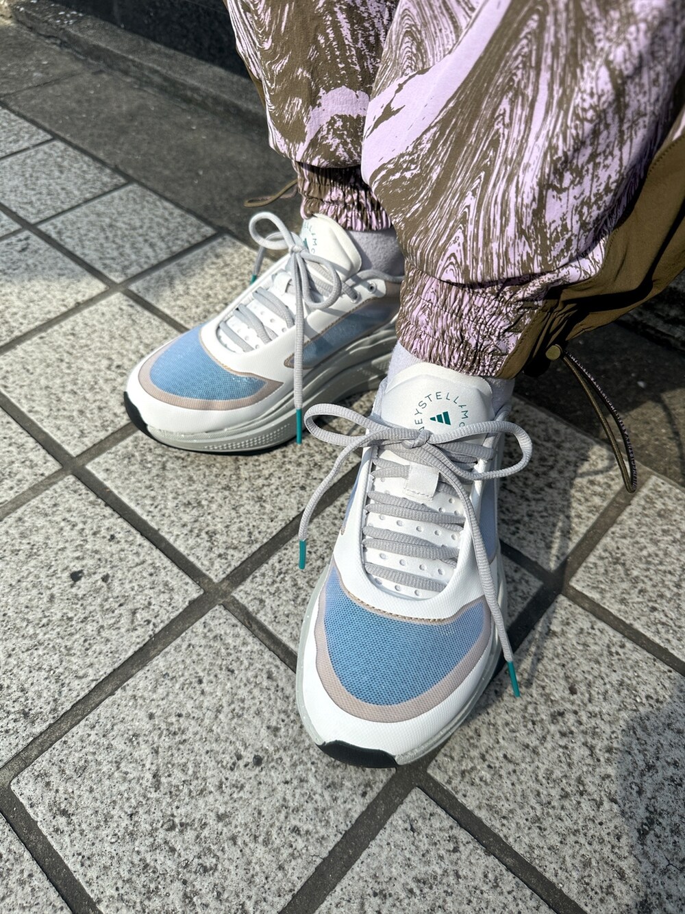 「セットアップ、adidas、スポーツウェア、アディダス、ステラマッカートニー、厚底シューズ、カラーコーデ、adidas by Stella McCartney、アディダスコーデ、スポーツブラ」｜「adidas by Stella McCartneyのadidas by Stella McCartney TrueCasuals ウーブントラックジャケット（ナイロンジャケット、パープル系）」を使った、JBさん（レディース・165cm）の夏コーディネートの4枚目の写真