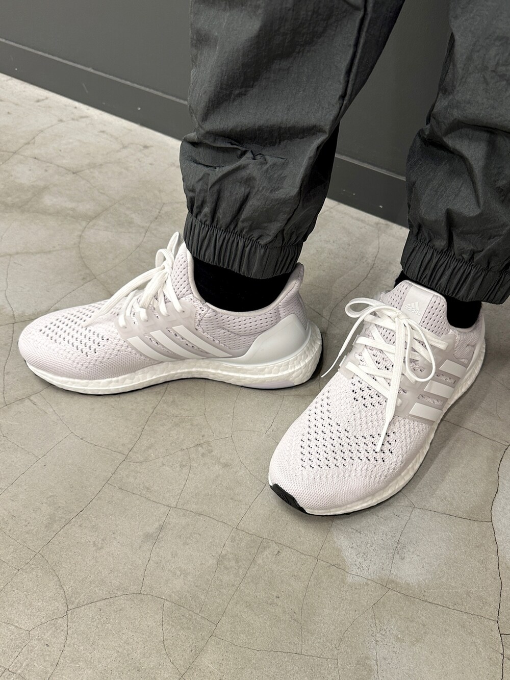 「スニーカー、adidas、スポーツウェア、カーゴパンツ、アディダス、長袖Tシャツ、スリーストライプス、ウルトラブースト、ESSENTIALS PLUS」｜「adidasのウルトラブースト 1.0 DNA / Ultraboost 1.0 DNA / アディダス adidas（スニーカー、ホワイト系）」を使った、JBさん（レディース・165cm）の冬コーディネートの3枚目の写真