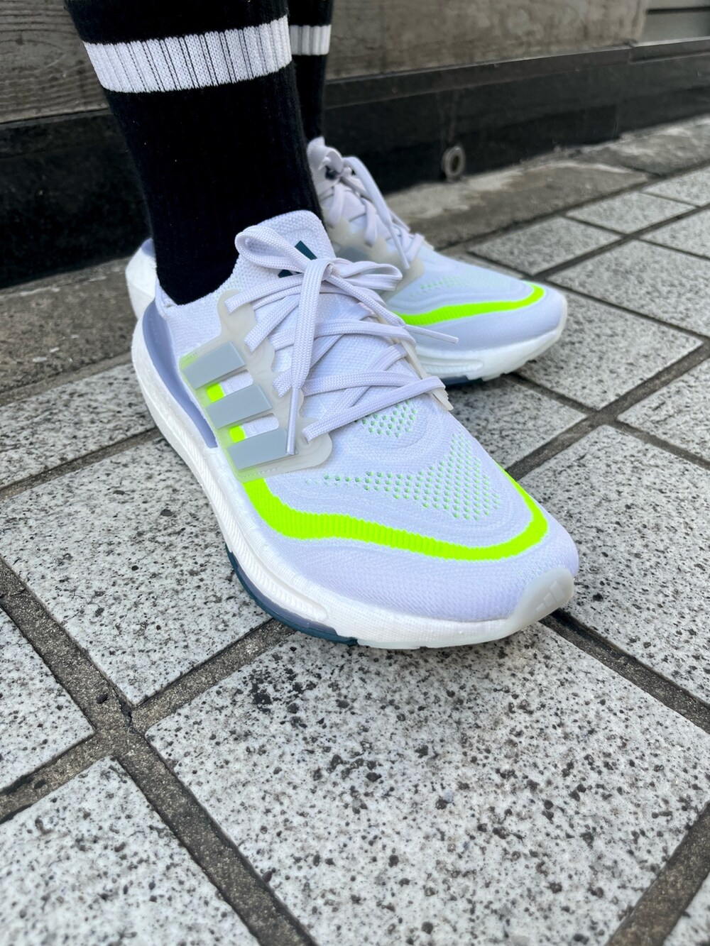 「adidas、スポーツウェア、アディダス、タンクトップ、ランニング、スポーツ、ランニングシューズ、ウルトラブースト、ジム・トレーニング」｜「adidasのパワー AEROREADY タンクトップ（トップス、ブラック系）」を使った、JBさん（レディース・165cm）の夏コーディネートの3枚目の写真