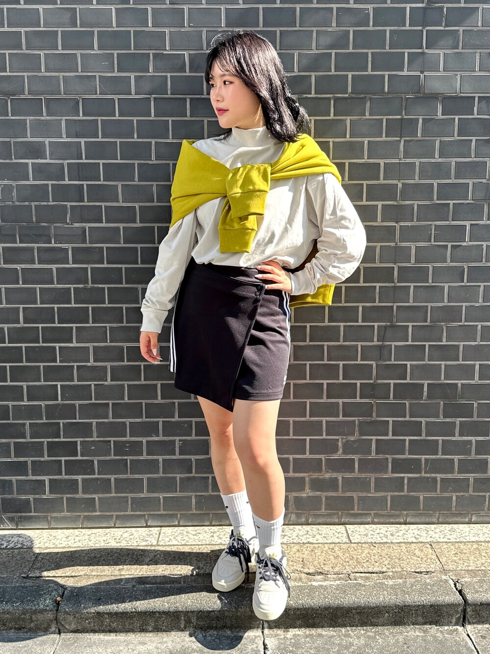 「スニーカー、シンプル、adidas、アディダス、スポーツミックス、バスケットボール、adidas originals、スポーティ、アディダスオリジナルス、BasketBall」｜「adidasのバスケットボール 長袖Tシャツ（ジェンダーフリー）（トップス、ホワイト系）」を使った、JBさん（レディース・165cm）の夏コーディネートの3枚目の写真