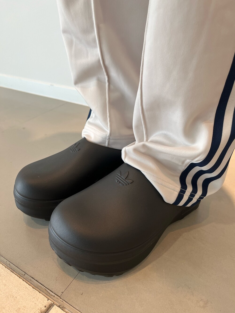 ブラック系のTシャツ/カットソー、ブラウン系のスウェットパンツ、ブラック系のサンダルを着用したレディースの春コーディネートの4枚目の写真