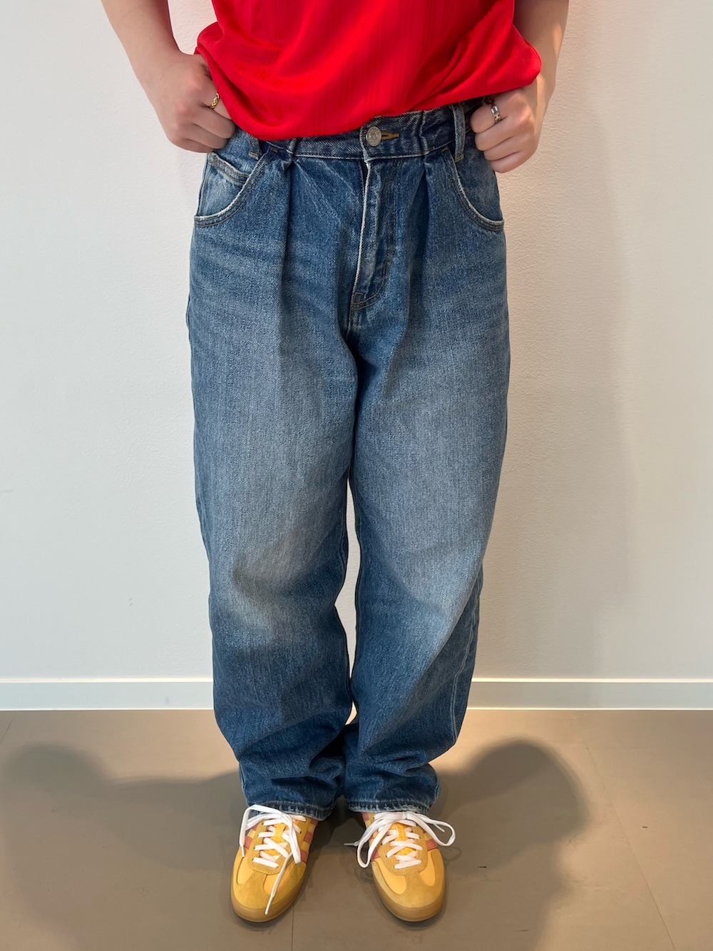 レッド系のTシャツ/カットソー、オレンジ系のスニーカーを着用したレディースの春コーディネートの2枚目の写真