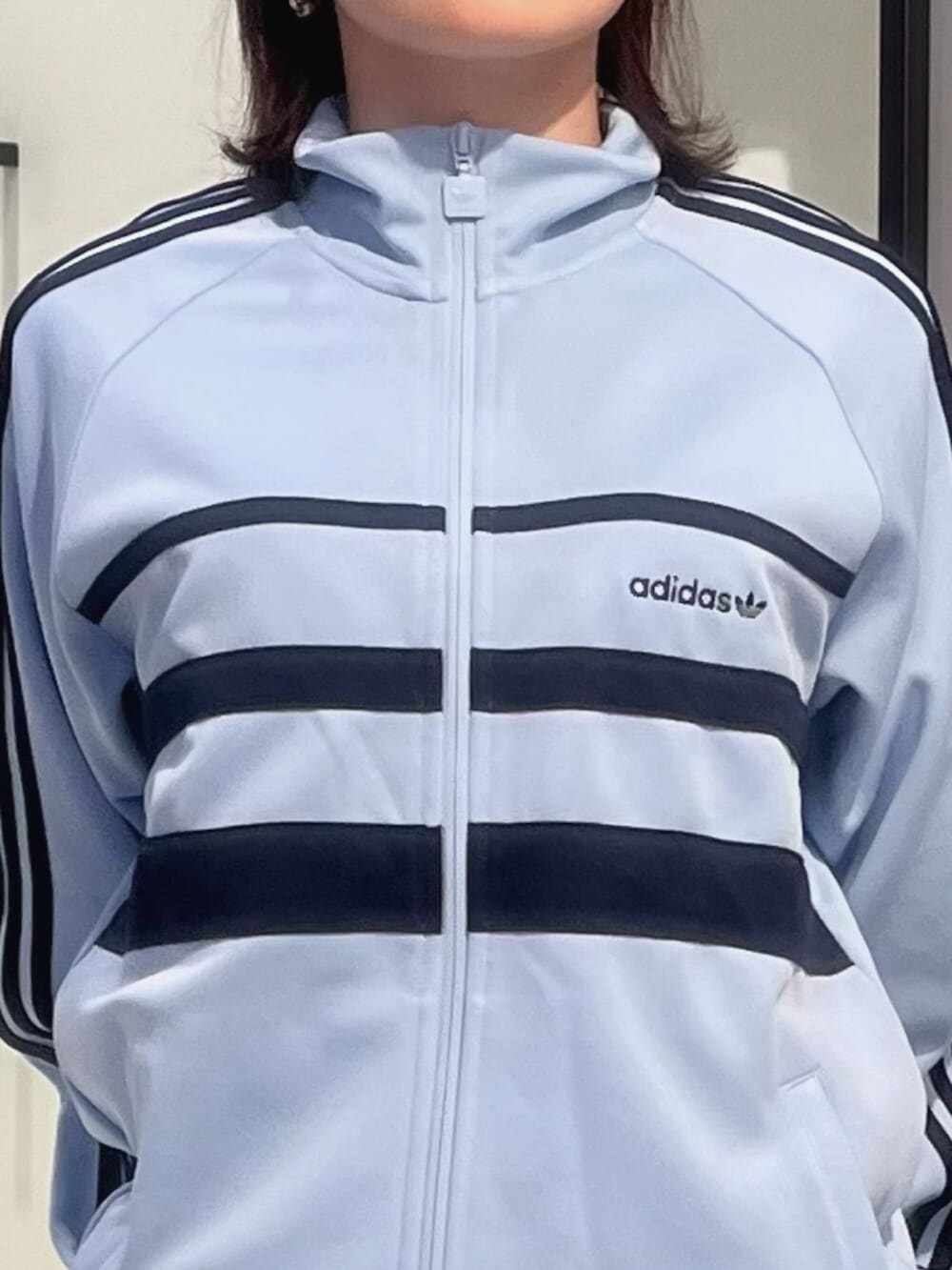 ブルー系のジャージ、ブルー系のスニーカーを着用したレディースの冬コーディネートの3枚目の写真