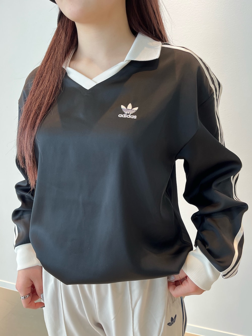 ブラック系のTシャツ/カットソー、ブラウン系のスウェットパンツ、ブラック系のサンダルを着用したレディースの春コーディネートの2枚目の写真