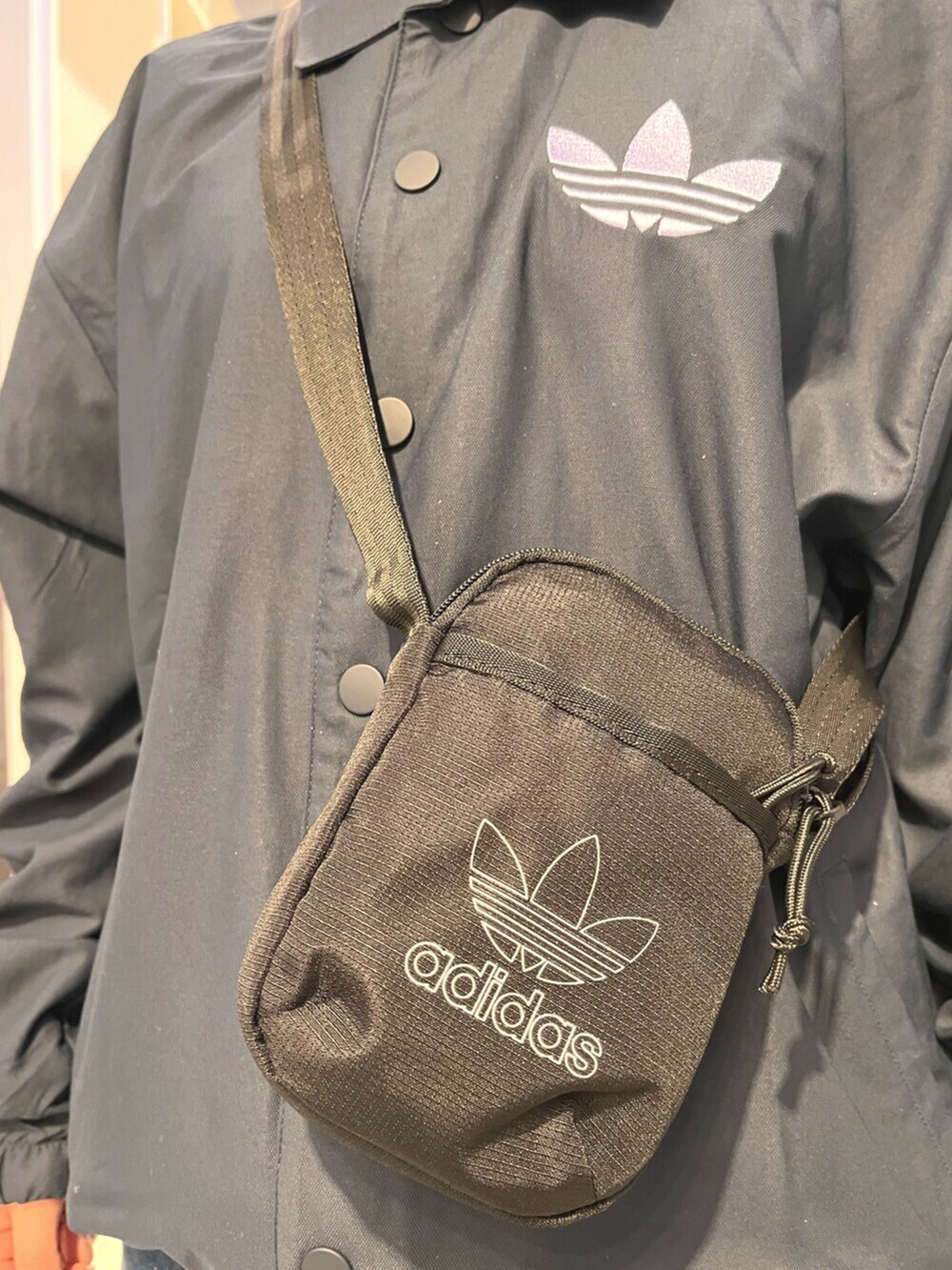 ブルー系のジャケット/アウター、ブラック系のショルダーバッグ、グリーン系のスニーカーを着用したレディースの冬コーディネートの4枚目の写真