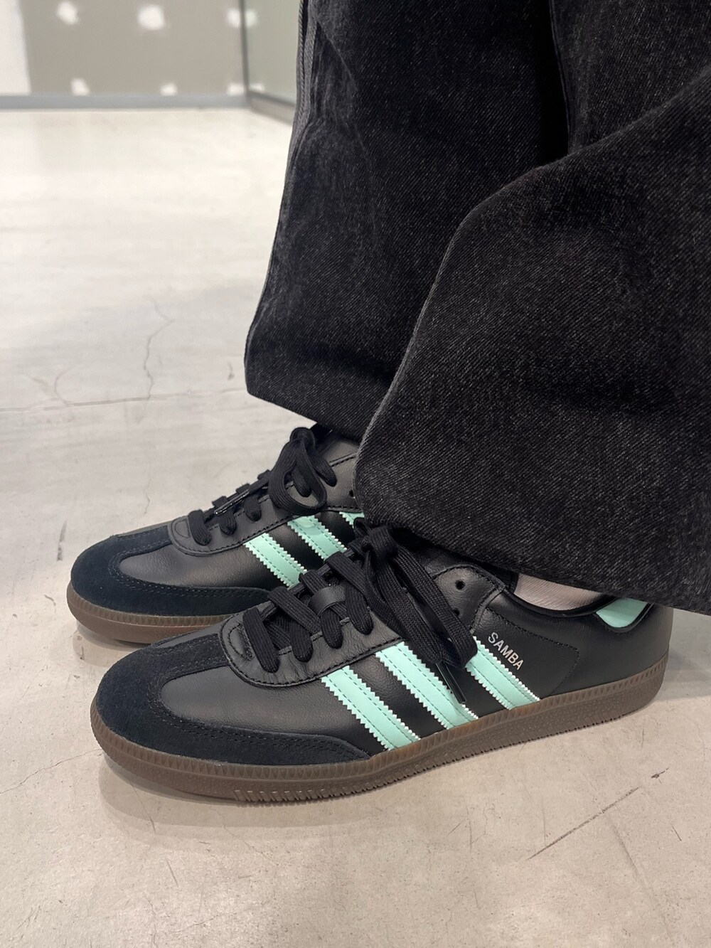 ブラック系のパーカー、ブラック系のデニムパンツ、ブラック系のニットキャップ/ビーニーを着用したレディースの冬コーディネートの2枚目の写真