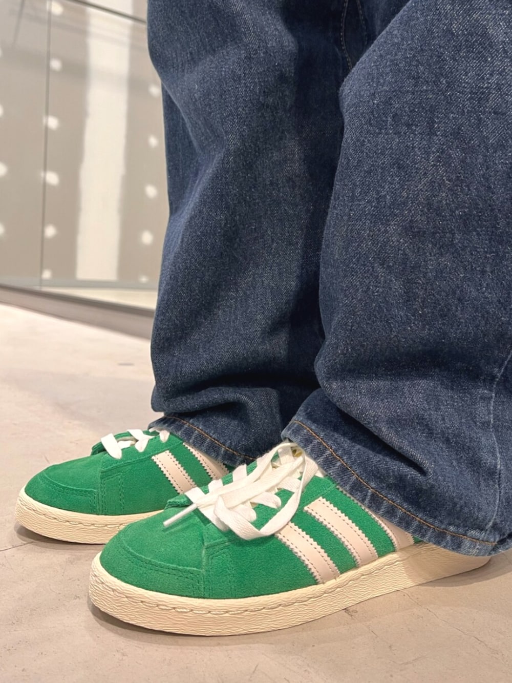 ブルー系のジャケット/アウター、ブラック系のショルダーバッグ、グリーン系のスニーカーを着用したレディースの冬コーディネートの3枚目の写真