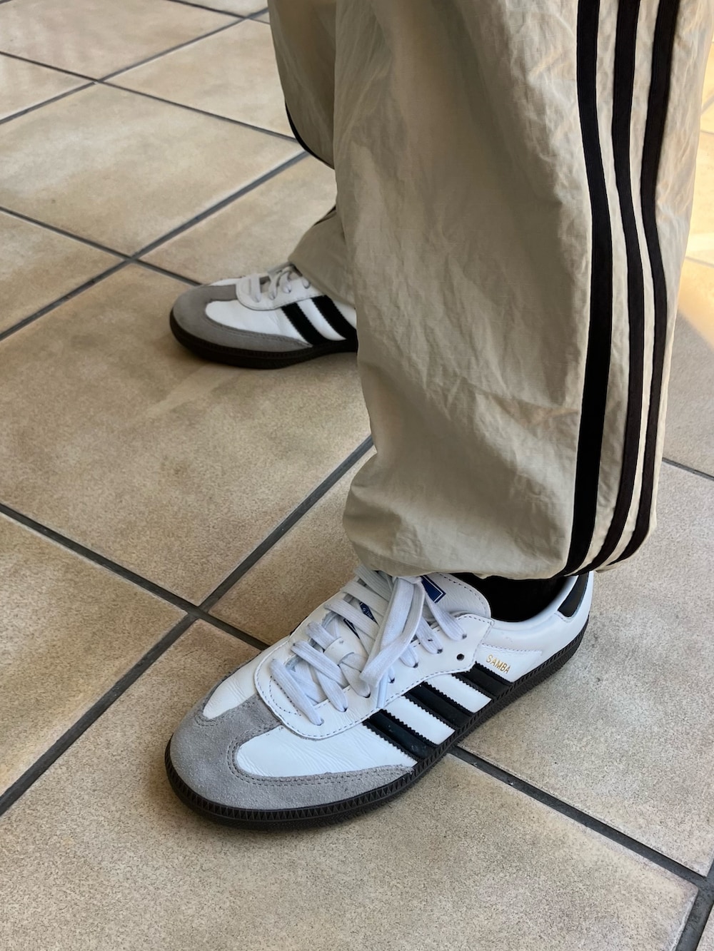 ベージュ系のカーゴパンツ、グレー系のTシャツ/カットソーを着用したレディースの夏コーディネートの3枚目の写真