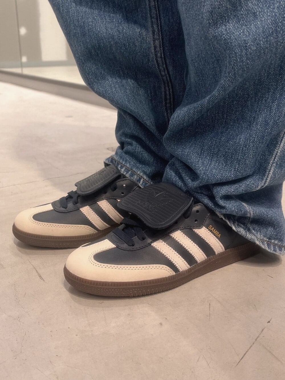 ブルー系のジャージ、ブルー系のスニーカーを着用したレディースの冬コーディネートの4枚目の写真