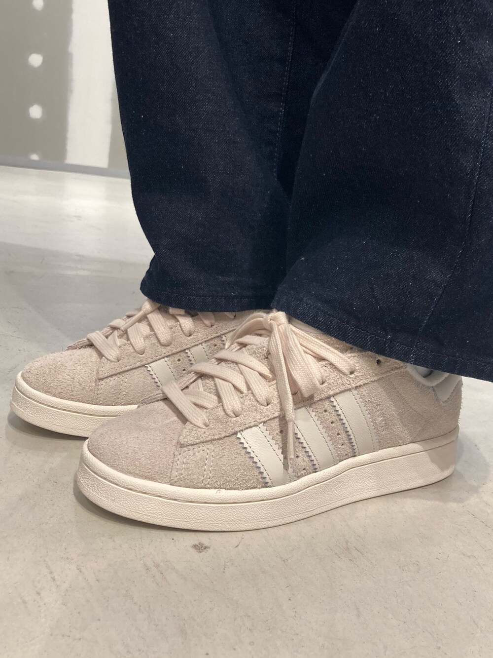 ブラック系のジャケット/アウター、グリーン系のスウェットを着用したレディースの冬コーディネートの2枚目の写真