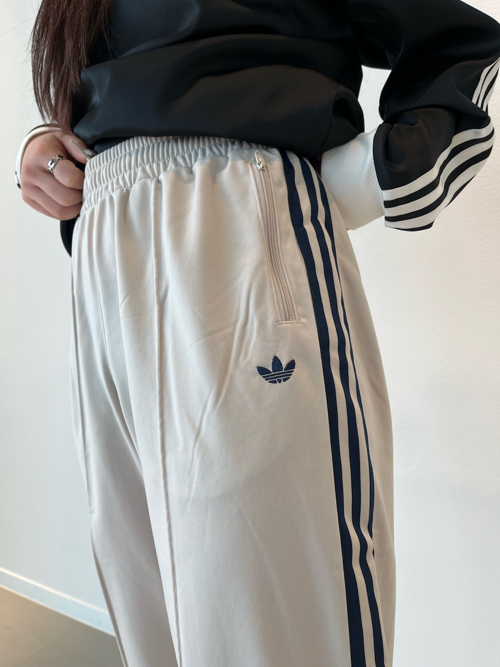 ブラック系のTシャツ/カットソー、ブラウン系のスウェットパンツ、ブラック系のサンダルを着用したレディースの春コーディネートの3枚目の写真