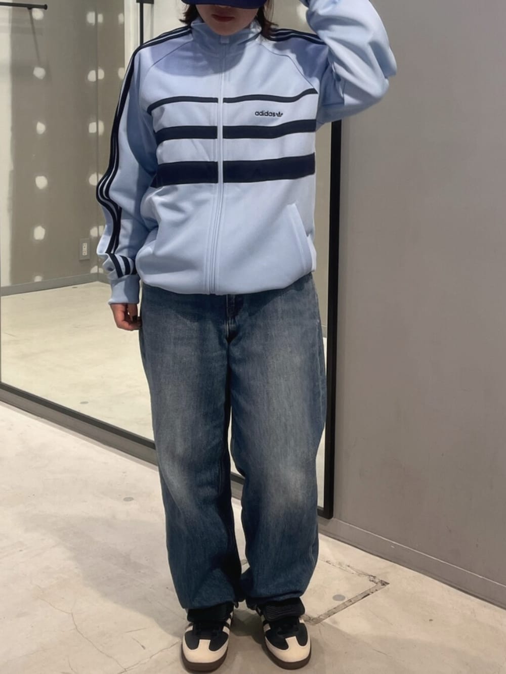 ブルー系のジャージ、ブルー系のスニーカーを着用したレディースの冬コーディネートの2枚目の写真