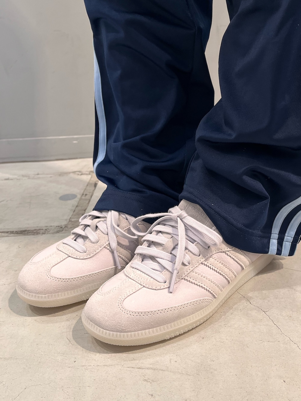 ブルー系のジャージ、ブルー系のスウェットパンツ、ホワイト系のスニーカーを着用したレディースの冬コーディネートの2枚目の写真