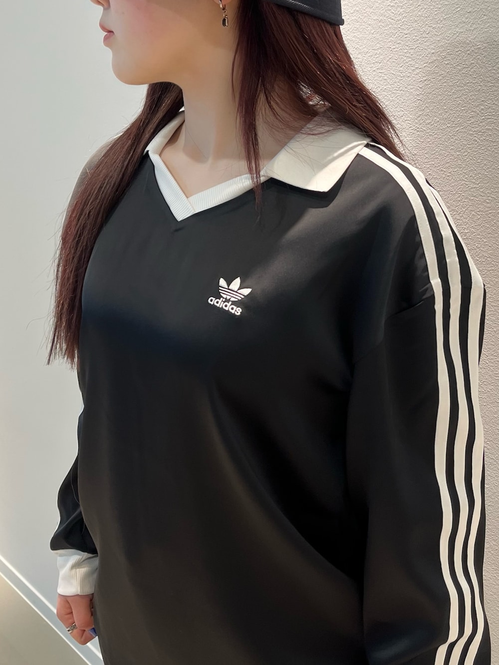 ブラック系のTシャツ/カットソー、ブルー系のスニーカーを着用したレディースの冬コーディネートの2枚目の写真