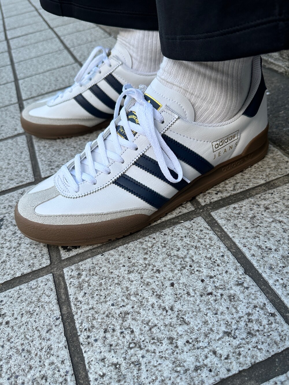 「スニーカー、adidas、アディダス、ワイドパンツ、adidas originals、アディダスオリジナルス、トラックトップ、アディカラー、クセニア・シュナイダー、ジーンズ シューズ」｜「adidasのアディカラー クラシックス ワイドレッグパンツ / アディダスオリジナルス adidas Originals（その他パンツ、ブラック系）」を使った、MNさん（メンズ・178cm）の秋コーディネートの4枚目の写真