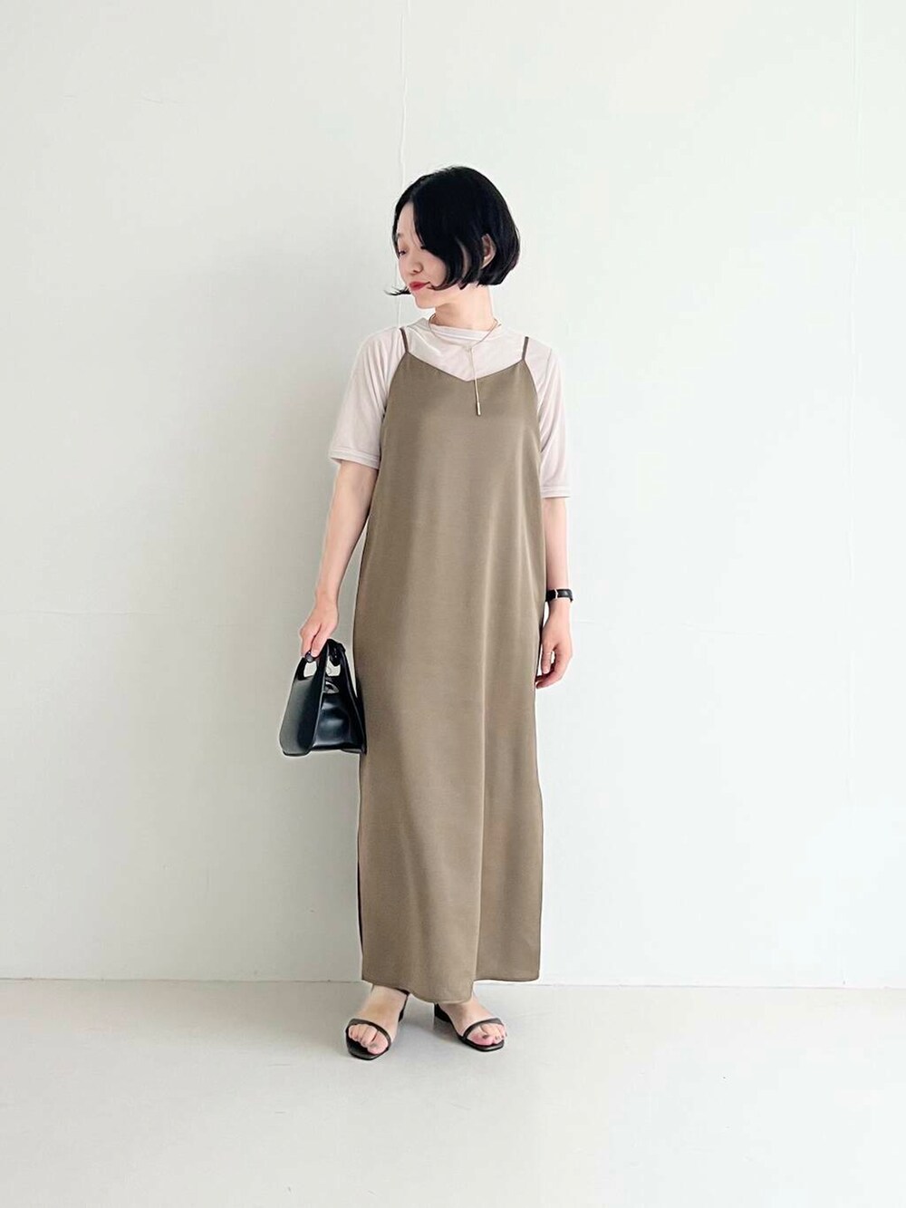 ベージュ系のTシャツ/カットソー、ブラック系のその他アウター、ブラウン系のワンピースを着用したレディースの夏コーディネートの3枚目の写真