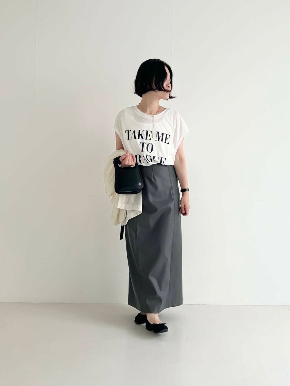 ホワイト系のTシャツ/カットソー、ホワイト系のその他アウター、グレー系のスカートを着用したレディースの夏コーディネートの4枚目の写真