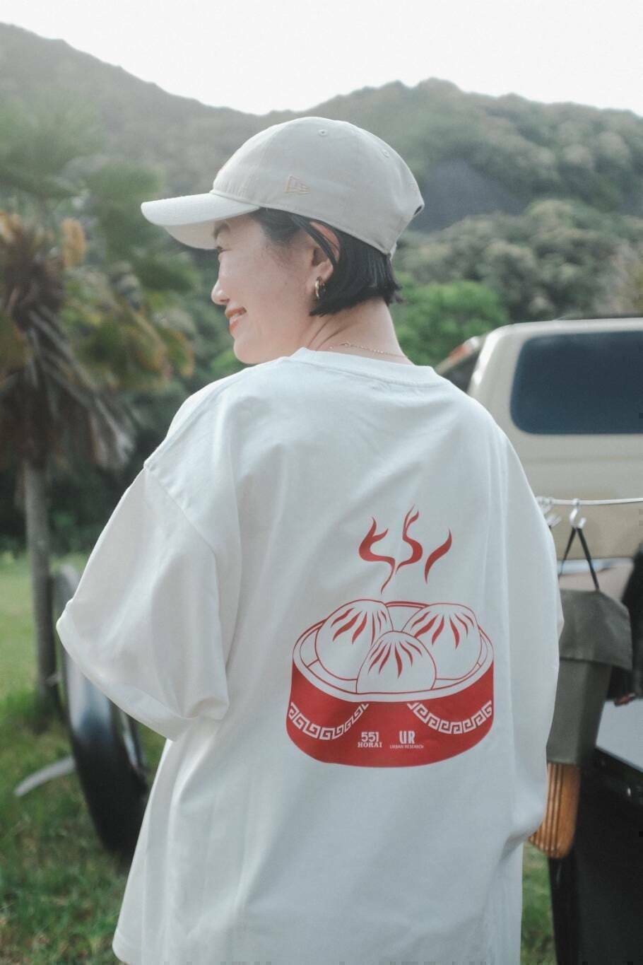 ホワイト系のTシャツ/カットソーを着用したレディースの春コーディネートの3枚目の写真