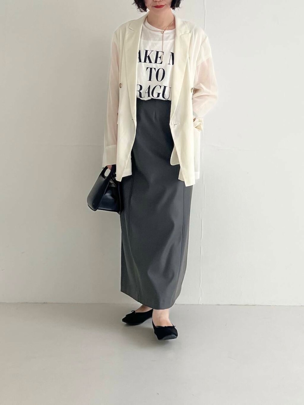 ホワイト系のTシャツ/カットソー、ホワイト系のその他アウター、グレー系のスカートを着用したレディースの夏コーディネートの3枚目の写真