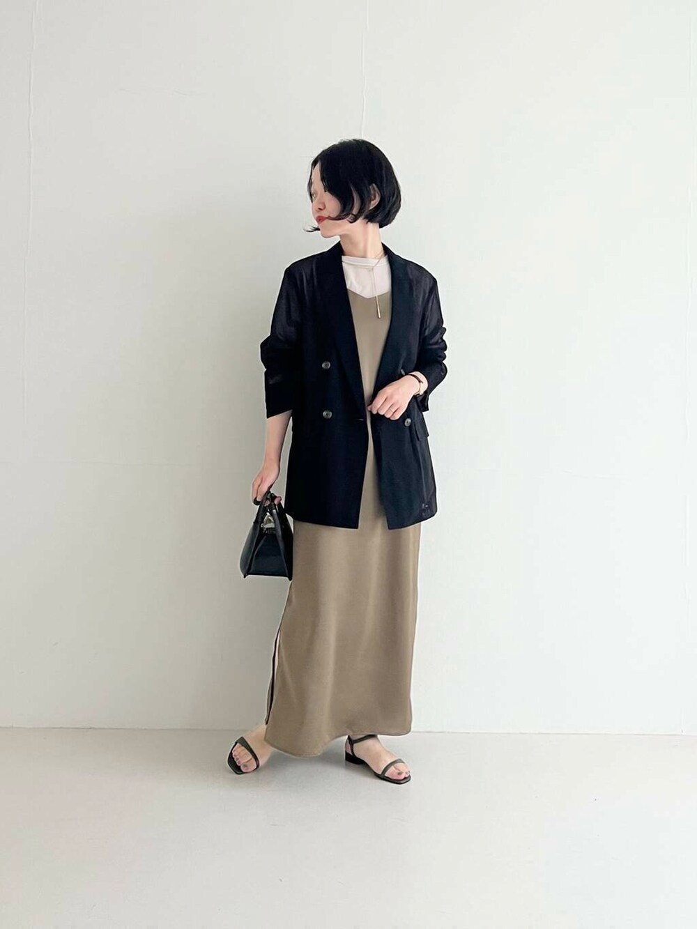 ベージュ系のTシャツ/カットソー、ブラック系のその他アウター、ブラウン系のワンピースを着用したレディースの夏コーディネートの2枚目の写真