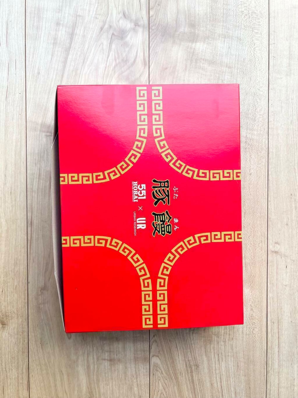 ホワイト系のTシャツ/カットソーを着用したレディースの春コーディネートの5枚目の写真