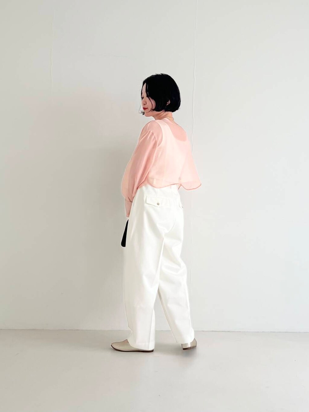 ホワイト系のタンクトップ、ゴールド系のパンプス、ホワイト系のその他パンツを着用したレディースの夏コーディネートの5枚目の写真