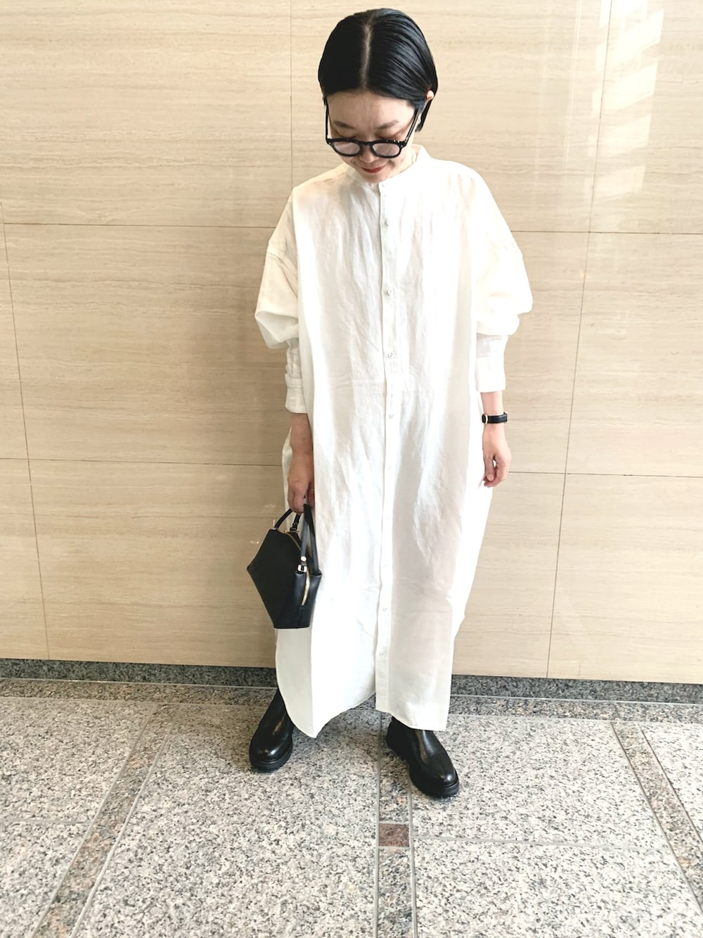 ホワイト系のワンピース/ドレス、ブラック系のボストンバッグ、ブラック系のブーツを着用したレディースの夏コーディネートの5枚目の写真