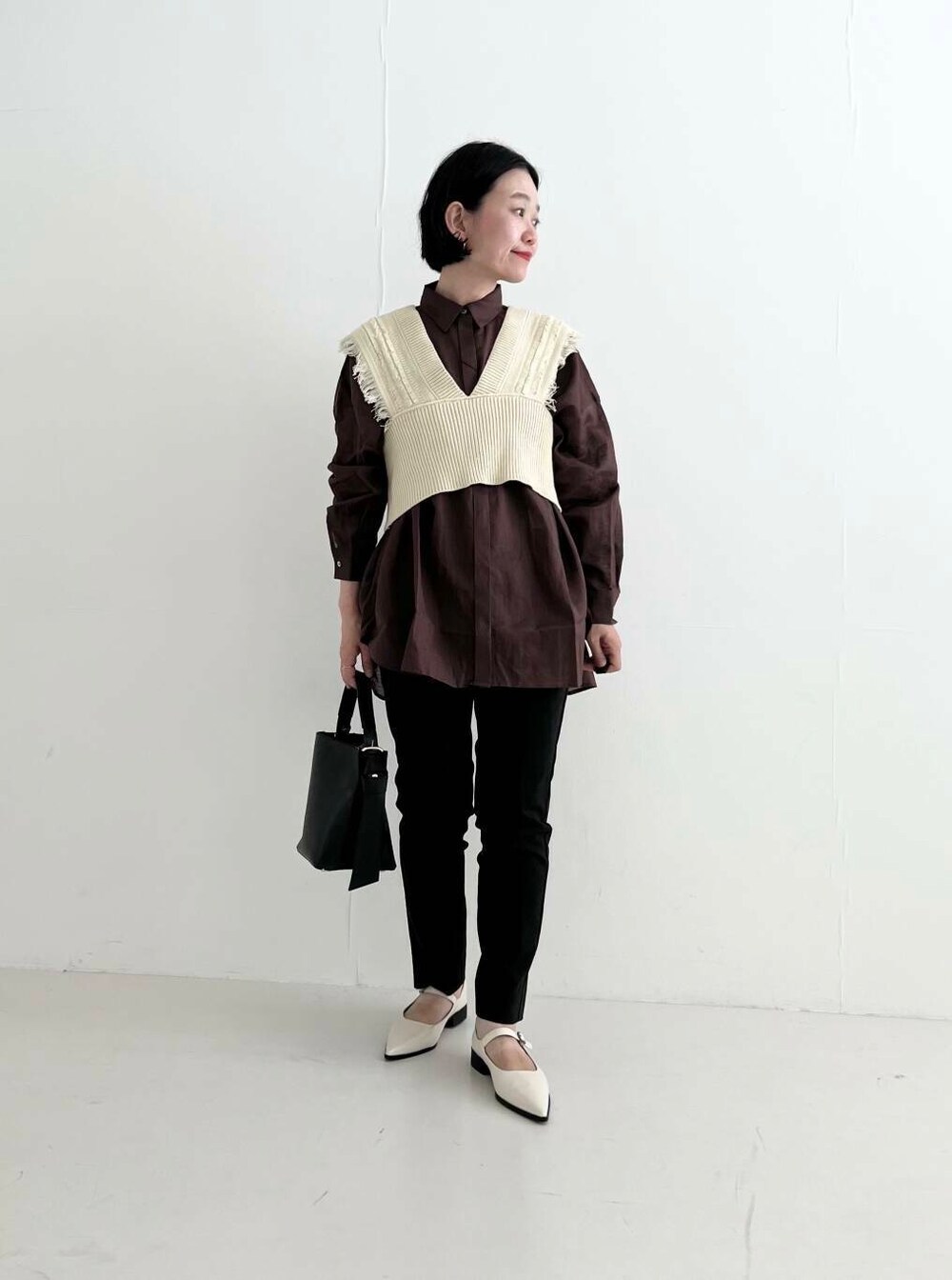 ブラック系のその他パンツ、ブラウン系のシャツ/ブラウス、ブラック系のショルダーバッグを着用したレディースの夏コーディネートの2枚目の写真