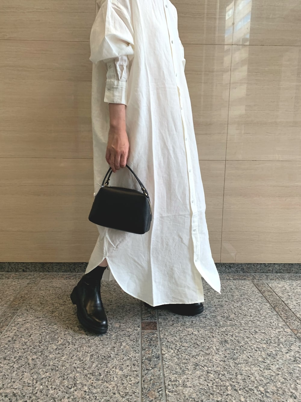 ホワイト系のワンピース/ドレス、ブラック系のボストンバッグ、ブラック系のブーツを着用したレディースの夏コーディネートの3枚目の写真