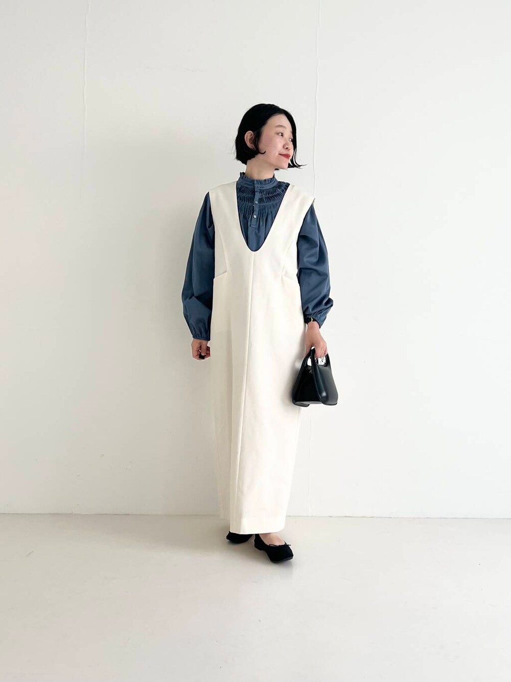 ホワイト系のワンピース、ブルー系のシャツ/ブラウス、ブラック系のハンドバッグを着用したレディースの夏コーディネートの2枚目の写真