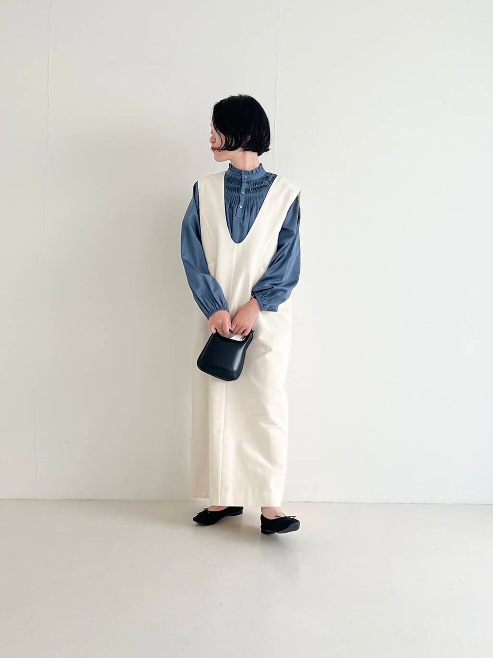 ホワイト系のワンピース、ブルー系のシャツ/ブラウス、ブラック系のハンドバッグを着用したレディースの夏コーディネートの4枚目の写真