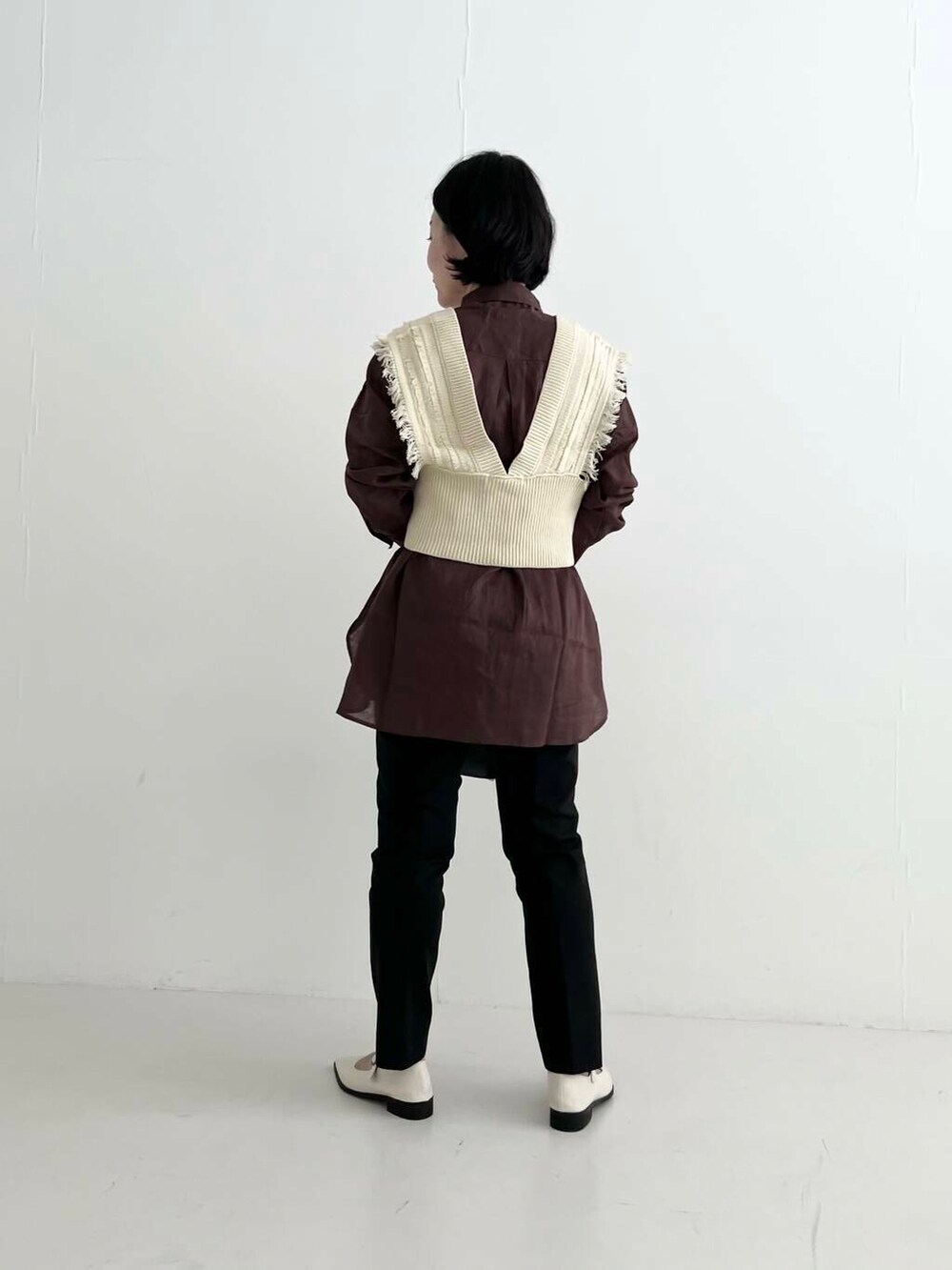 ブラック系のその他パンツ、ブラウン系のシャツ/ブラウス、ブラック系のショルダーバッグを着用したレディースの夏コーディネートの4枚目の写真