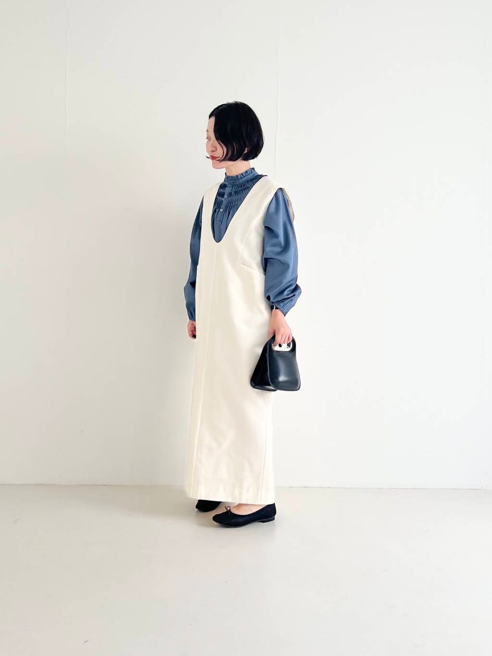 ホワイト系のワンピース、ブルー系のシャツ/ブラウス、ブラック系のハンドバッグを着用したレディースの夏コーディネートの3枚目の写真