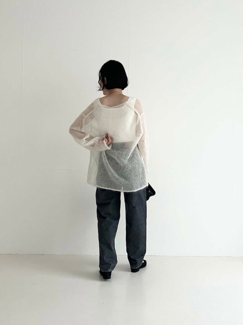 ホワイト系のタンクトップ、ブラック系のバレエシューズ、グレー系のデニムパンツを着用したレディースの夏コーディネートの3枚目の写真