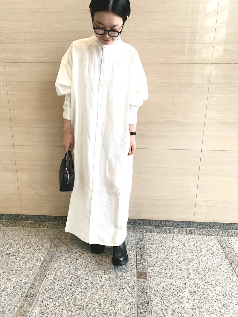 ホワイト系のワンピース/ドレス、ブラック系のボストンバッグ、ブラック系のブーツを着用したレディースの夏コーディネートの4枚目の写真