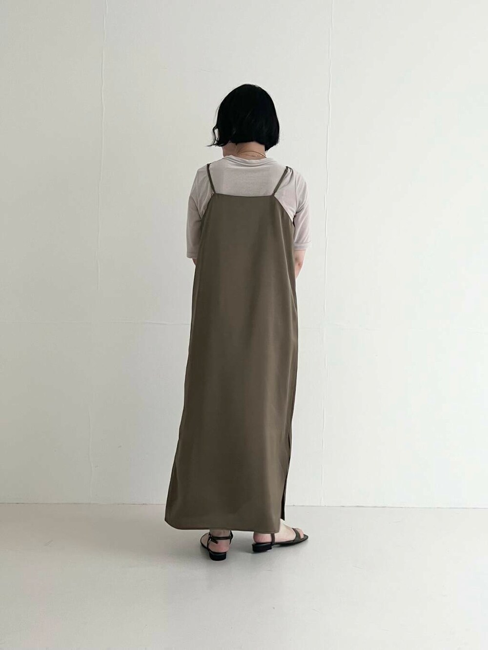 ベージュ系のTシャツ/カットソー、ブラック系のその他アウター、ブラウン系のワンピースを着用したレディースの夏コーディネートの7枚目の写真