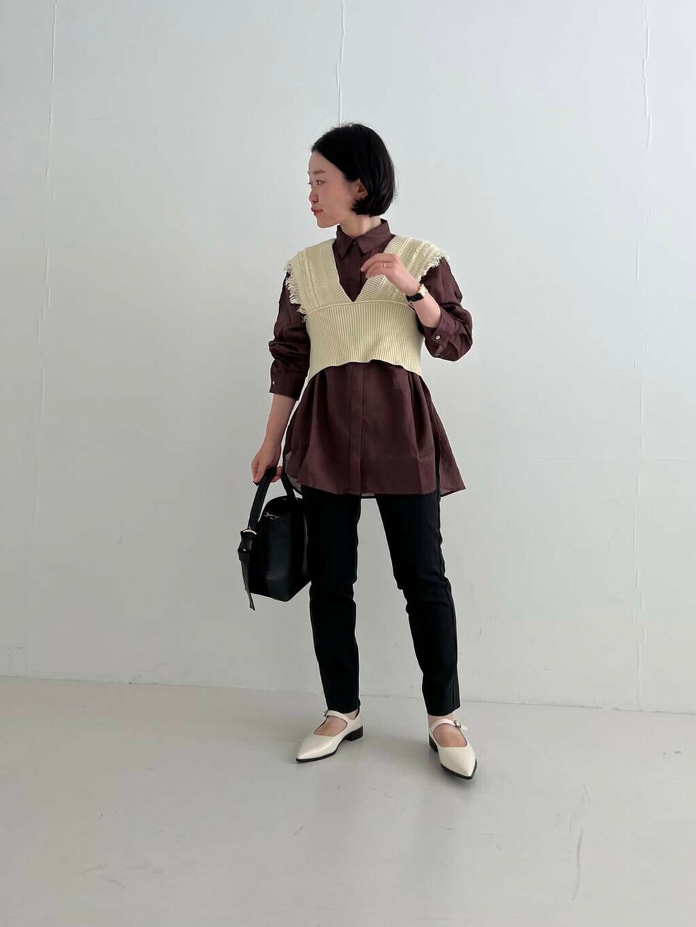 ブラック系のその他パンツ、ブラウン系のシャツ/ブラウス、ブラック系のショルダーバッグを着用したレディースの夏コーディネートの3枚目の写真