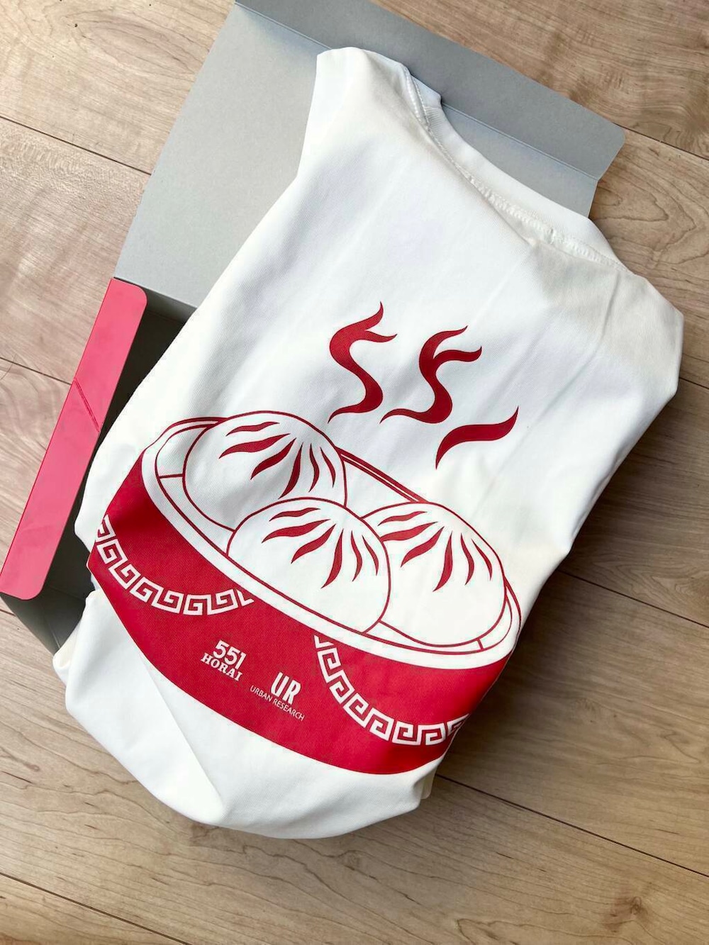 ホワイト系のTシャツ/カットソーを着用したレディースの春コーディネートの4枚目の写真