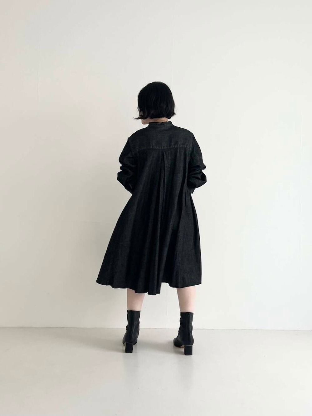 ブラック系のワンピース、ブラック系のハンドバッグを着用したレディースの夏コーディネートの4枚目の写真